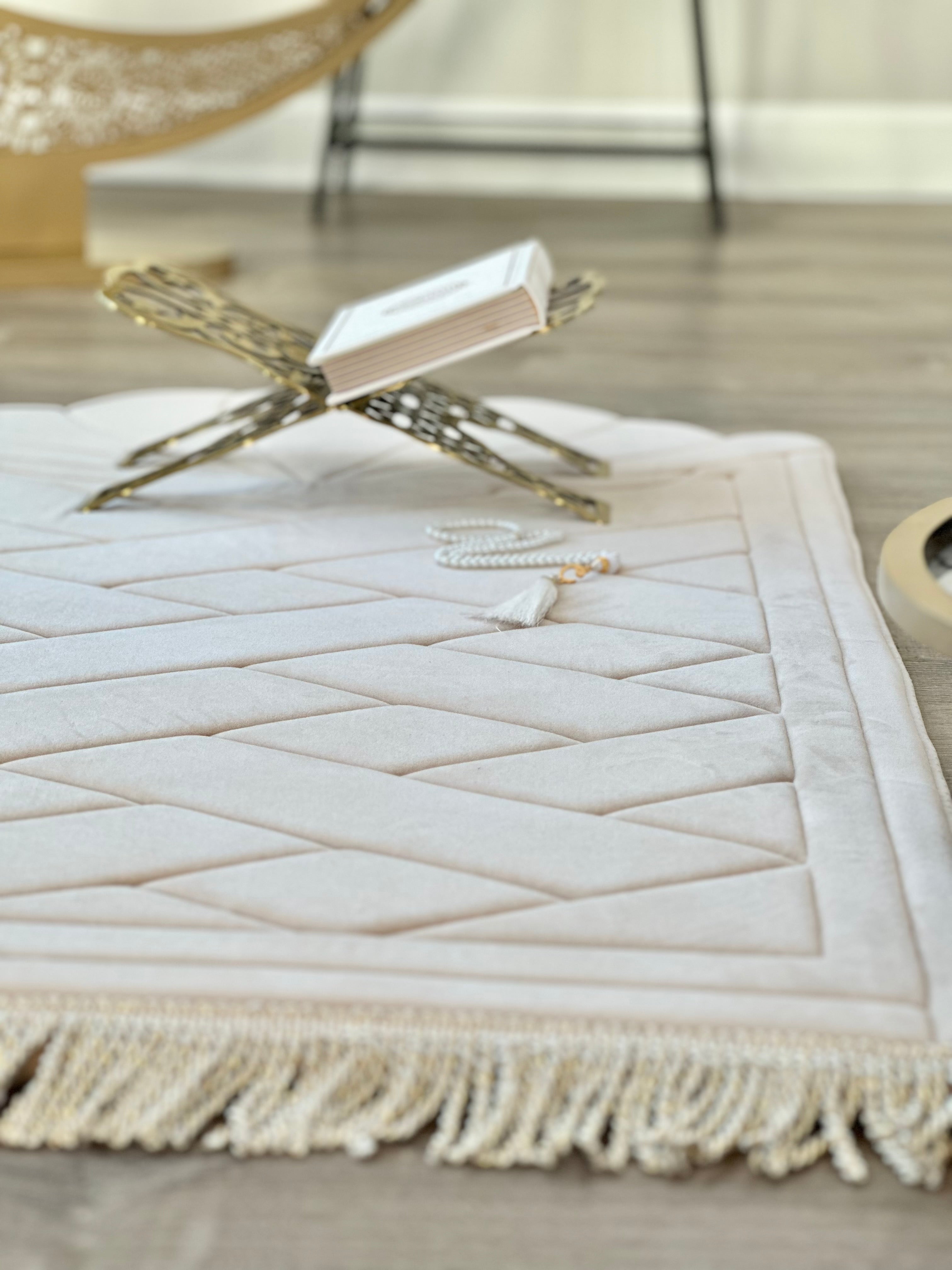 Large Seashell Design Luxury Prayer Mat – Soft Padded Islamic Rug with Tote Bag (Anti-Slip)