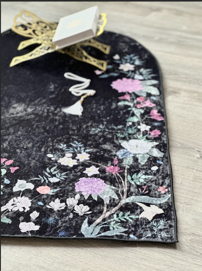 Floral Velvet Prayer Mat – Soft Anti-Slip Islamic Rug with Carrying Case